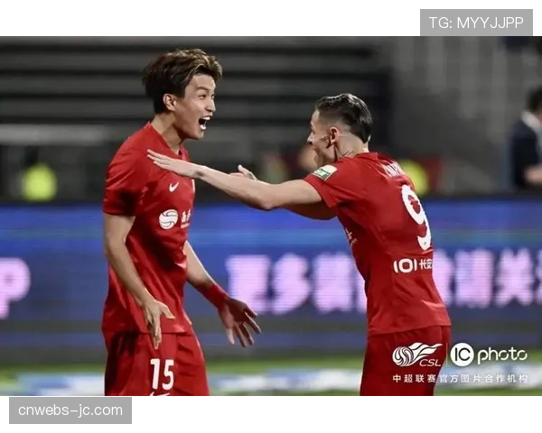 重庆铜梁龙球员庆祝战胜卫冕冠军，升班马创造历史